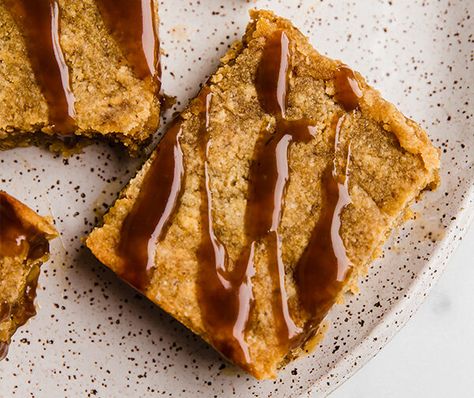 Paleo Salted Caramel Pumpkin Blondies - Unbound Wellness Vegan Blondie, Thanksgiving Paleo, Salted Caramel Desserts, Aip Paleo Desserts, Pumpkin Blondies, Vegan Blondies, Vegan Salted Caramel, Blondie Bars, Vegan Brownies Recipe