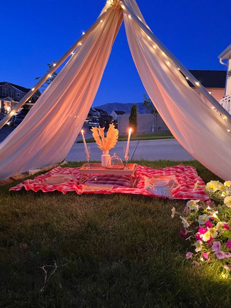 A picnic with tent at night hours with flowers and lights, for two. Moonlight Picnic, Candle Lit Picnic, At Home Date, Picnic Date, Perfect Picnic, Fairy Lights, Outdoor Bed, Date Night, Fair Grounds