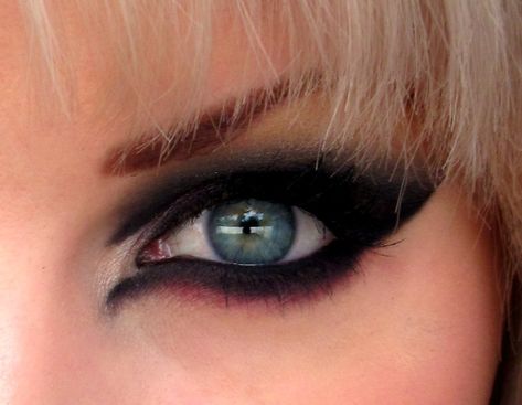 The Beautiful Life Of The Girl Next Door: I've packed my "angry eyes" Angry Makeup, Angry Eyes, Dark Eye Makeup, The Girl Next Door, Dark Eyes, Fantasy Makeup, Makeup Geek, Pretty Eyes, Girl Next Door