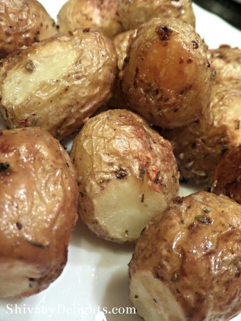 Mini Garlic Jacket Potatoes Things To Make With Potatoes, Mini Jacket Potatoes, Kumara Recipes, Corn Asparagus, Mini Jacket, Bbq Roast, Jacket Potatoes, Roasted Baby Potatoes, Asparagus And Mushrooms