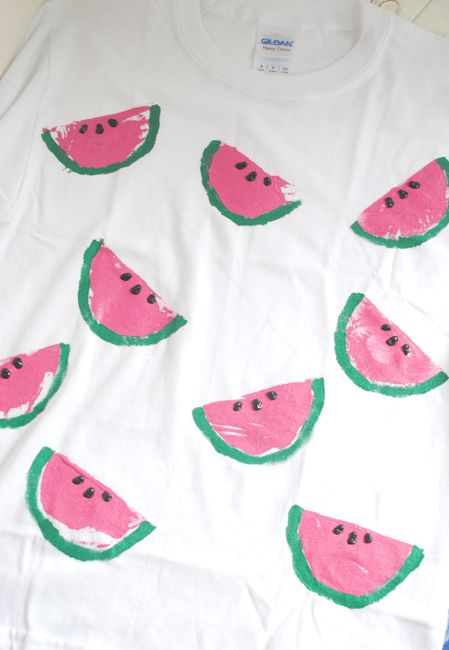 Easy Stamped watermelon t-shirt Tshirt Painting Easy, Cute Shirt Painting Ideas, Paint On Shirt Ideas, Easy T Shirt Painting Ideas, Diy Shirts Painting, Painting Shirts Ideas, Painting Ideas On T Shirt, Painting On Shirts Ideas, Painting T Shirts Ideas