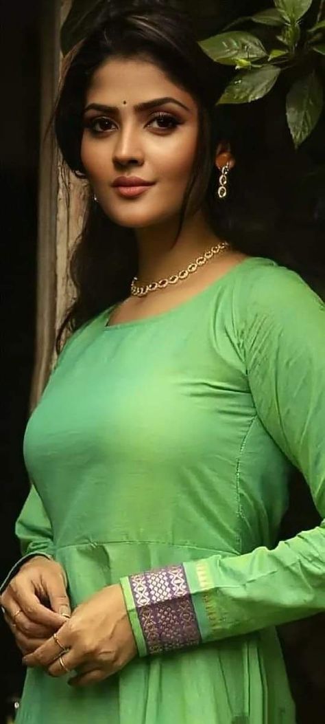 Teju Ashwini, Woman Images, Normal Girl, Beautiful Dresses Short, Simple Girl, Beauty Women, Saree, Actresses