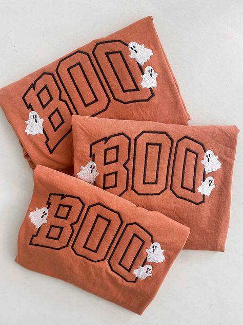 Show off your love for Halloween with this playful Boo + Ghosts Embroidered Tee! Get in the spirit of the spooky season and grab yours now - it's boo-tiful! -Unisex sizing, Comfort Colors short sleeved tee please refer to the size chart for the most accurate sizing info -Embroidered design! Please reach out with any questions :) Boo Someone For Halloween, Ideas For T Shirts Design, Fall Embroidery Designs Sweatshirt, Fall Embroidered Sweatshirts, 2024 Halloween Trends, Halloween Embroidery Sweatshirt, Casual Halloween Outfits, Boo Sweatshirt, Fall Graphic Tees