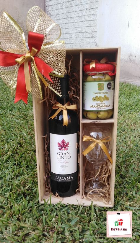 Porta vino, copa y Detalles Wine Bottle Gift Tags, Bottle Gift Tags, Wine Gift Boxes, Wine Bottle Gift, Navidad Christmas, Wood Gifts, Sangria, Tequila, Rosé Wine Bottle