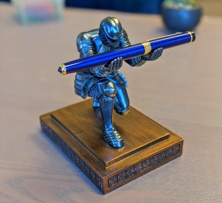 This Bowing Medieval Knight Pen Holder Deserves a Spot On Every Geeks Desk Medieval Gift Ideas, Pen Holder 3d Print, Pen Holder Ideas, Pies Art, Bookshelf Art, Unique Pens, 3d Printing Diy, Geek Decor, 3d Printing Ideas