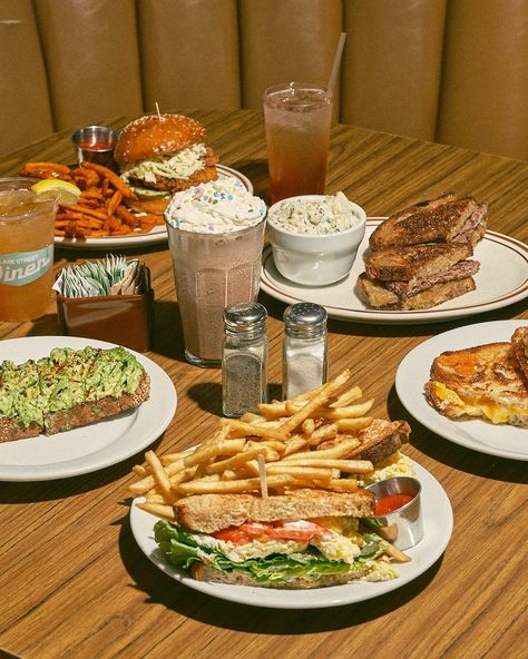 Clark Street Diner (@clarkstreetdiner) • Instagram photos and videos Tom's Diner, Waffle Shop, Diner Aesthetic, Diner Food, Simple Family Meals, Diner Table, 50s Diner, Vintage Diner, Diner Recipes