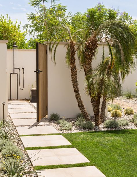 Palm Springs Refresh — Strata Landscape Architecture Palm Springs Backyard, Palm Springs Landscaping, Palm Springs Garden, Palm Springs Pool, Palm Springs Houses, Palm Trees Landscaping, Coastal Garden, Outdoor Showers, Front Courtyard