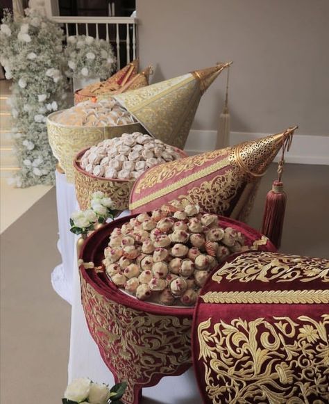 Wedding Arab, Moroccan Sweets, Moroccan Foods, Moroccan Wedding Decor, Traditional Moroccan Wedding, Wedding Reception Layout, Reception Layout, Halloween Food Treats, Arab Wedding