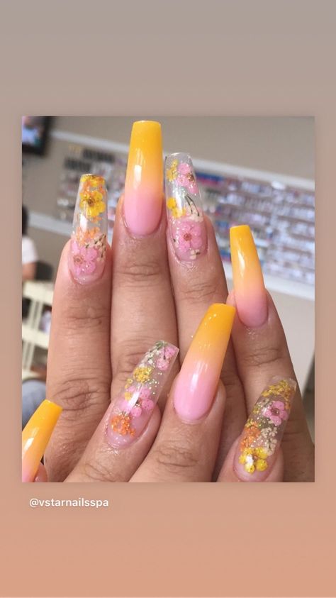 Polygel Clear Nails Design, Clear Flower Nails Acrylic, Pressed Flower Nails Acrylic, Spring Nails With Dried Flowers, Real Flower Nail Designs, Nails With Real Flowers, Capsulated Flowers Acrylic Nails, Nails With Encapsulated Flowers, Yellow Encapsulated Nails