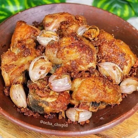 KUMPULAN RESEP MASAKAN on Instagram: "====================== ini ayam goreng kesukaan ibuk pas masih kecil dulu, bumbunya cuma bawang, ketumbar ama garem aja, sesimpel itu tapi bikin kangen...maemnya wajib pakai nasi anget trus lebih enak lagi kalau digandengin sama sambal bawang Ayam Goreng Simpel @harusbisamasak Bahan: 750gr ayam, potong sesuai selera 1bonggol bawang, cuci bersih lalu keringkan, dan geprek2 (optional boleh pakai boleh enggak) Bumbu halus: 7siung besar bawang putih 5siung b Assalamu Alaikum, Food Recepie, Indonesian Food, Food Videos Cooking, Food Videos, Meal Prep, Seafood, Meat, Chicken