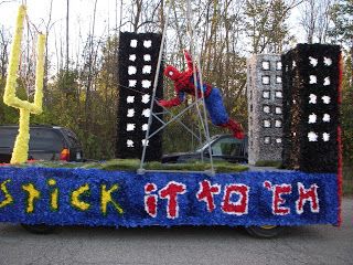 spiderman floats | thought the spider man float was amazing and should have won but ... Disney Homecoming, Wagon Floats, Parade Float Theme, Homecoming Decorations, Cheerleading Party, Homecoming Floats, Christmas Parade Floats, Homecoming Spirit Week, Homecoming Themes