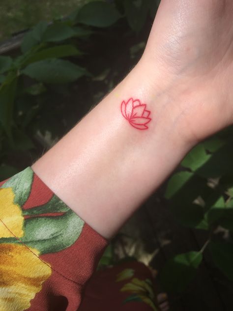 Lotus red small tattoo Red Lotus Tattoo, Small Lotus Tattoo, Tato Paha, Tato Dengan Makna, Tattoo Thigh, Tattoo Trend, Polynesian Tattoos, Muster Tattoos, Red Lotus