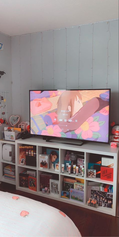 Room Ideas Aesthetic Anime And Kpop, Bedroom Kpop Aesthetic, Anime And Kpop Room Ideas, Kpop Living Room, Kpop Aesthetic Room Ideas, Album Collection Kpop, Tv In Room Aesthetic, Anime Kpop Room, Blue Kpop Room