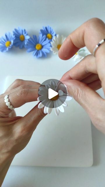 Modeling Clay Flowers, Foam Clay Flowers, Fimo Flowers Tutorial, Air Clay Flowers, Clay Flowers How To Make, Clay Flowers Tutorial, Small Clay Flowers, How To Make Clay Flowers, Flowers Clay