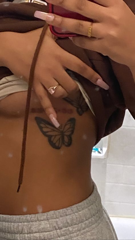 Side Stomach Tattoos Black Women, Cute Tattoos Black Women, Underboob Tattoo Black Women, Cute Simple Tattoos, Fashion Tattoo, Cute Hand Tattoos, Pretty Hand Tattoos, Neck Tattoos Women, Black Girls With Tattoos