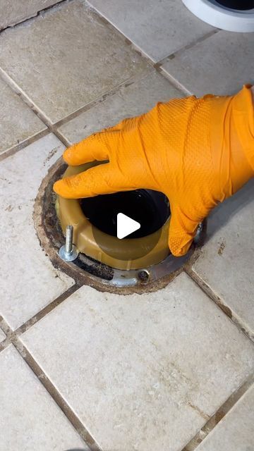 Construction Hacks, Toilet Plumbing, Replace Toilet, Bathroom Repair, Diy Construction, Diy Plumbing, Plumbing Repair, Home Repair, Bathroom Ideas