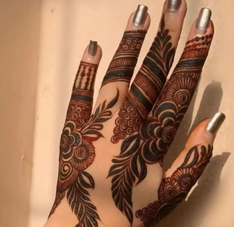 Saudi Design, Mehndi Designs Back Hand, दुल्हन मेहंदी डिजाइन, Mehndi Designs Back, Finger Mehendi Designs, Couple Shadow, Short Mehndi Design, Mehandhi Designs, Palm Mehndi Design