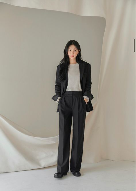 Common Unique Outfits Korea, Korean Suits Women, Tomboy Fashion Formal, Tomboy Style Outfits Feminine, Tomboy Formal Outfits, Korean College Outfits, Full Black Outfit, Online Stock Trading, Woman In Suit