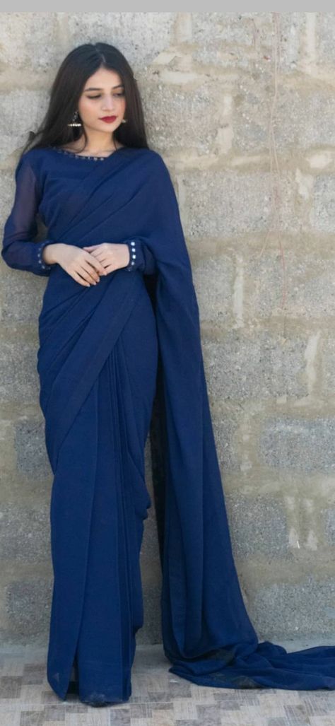 Sarries Design Dress, Simple Saare Blouse Designs, Satin Party Dress Long Sleeve, Pakistani Saree Styles, Simple Sarees For Wedding, Simple Saree Designs Party Wear, Pakistani Saree Look, Farewell Dresses Pakistani, Farewell Look For Girls