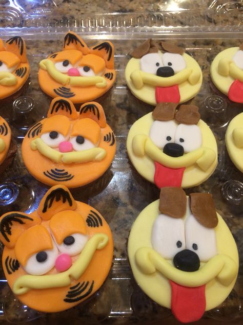 Garfield cupcakes Garfield Birthday Party Ideas, Garfield Cake Ideas, Garfield Cupcakes, Garfield Birthday Cake, Garfield Birthday Party, Birthday Garfield, Garfield Party, Garfield Cake, Garfield Birthday