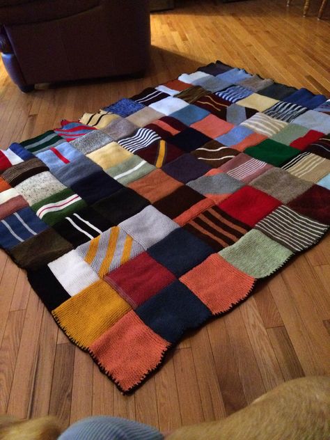 The Ron Weasley blanket! Weasley Blanket, Ron Weasley Blanket, Harry Potter Blanket, Knitted Blanket Squares, Knit Slippers Free Pattern, Crochet For Beginners Blanket, Harry Potter Crafts, Name Blanket, Crochet Cross