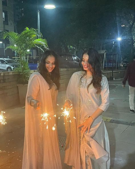 Festive Photoshoot Ideas, Diwali Friends Photoshoot, Diwali Poses With Bestie, Diwali Asthetic Pose, Pose With Sister In Traditional, Diwali Photo Ideas For Women, Diwali Poses With Crackers, Diwali Insta Story Ideas, Diwali Poses For Women Aesthetic