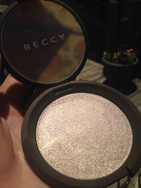 Highlighter Aesthetic, Face Coloring, Blush Pink Nails, Becca Highlighter, Beauty Bible, Ysl Makeup, Makeup Pallets, Becca Cosmetics, Makeup Pro