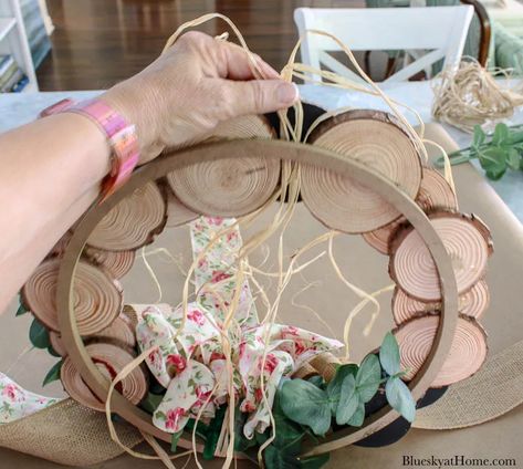 Wood Circle Wreath, Wood Wreath Diy, Wooden Circle Wreath Ideas, Wood Slice Wreath Diy, Log Slice Wreath, Wood Disc Wreath, Wood Disk Wreath, Wood Slice Wall, Wood Cookie Wreath