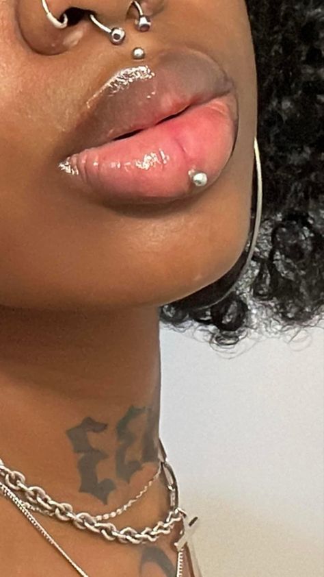 Lip Piercings, Dope Jewelry Accessories, Medusa Piercing, Pretty Ear Piercings, Face Piercings, Cool Piercings, Teeth Jewelry, Cute Piercings, Facial Piercings