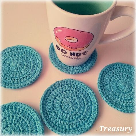 CutiePie Designs: Patroon ronde onderzetters Het staat al een tijdje... Diy Laine, Crocheted Coasters, Doilies Crafts, Diy Wool, Confection Au Crochet, Irish Crochet Dress, Crochet Coaster Pattern, Crafts Decor, Crochet Kitchen