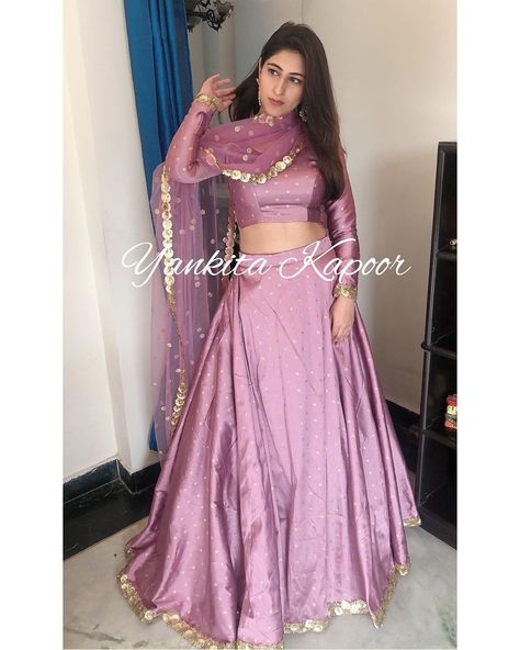 Plain Lengha, Plain Lehenga Designs, Silk Lengha, Latest Traditional Dresses, Plain Lehenga, Traditional Indian Clothes, Suits Pakistani, Organza Lehenga, Lengha Choli