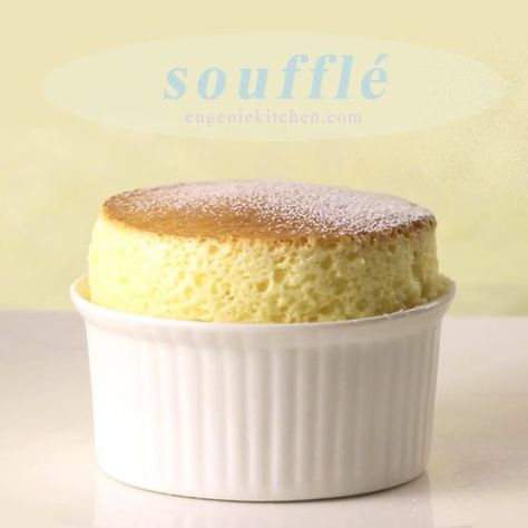 Vanilla Souffle Recipes, Ramekin Desserts, Vanilla Souffle, Dessert Mousse, Souffle Recipes, Vegetarian Sandwich, Köstliche Desserts, Izu, Macaroons