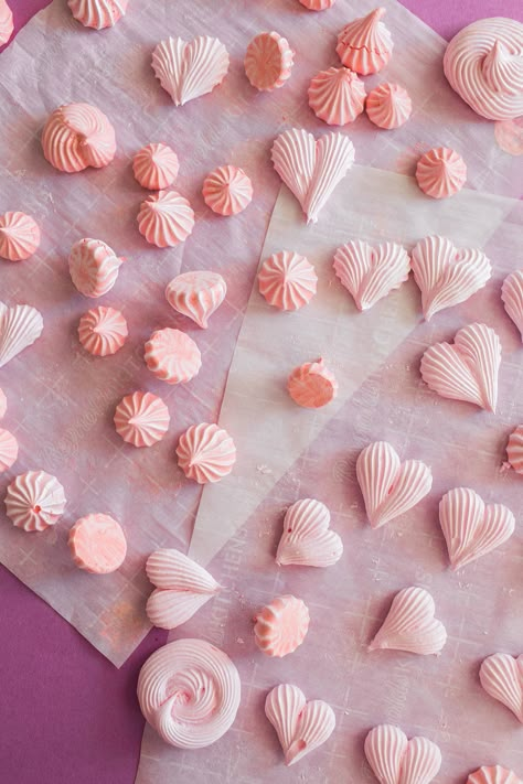 Kisses Recipes, Mini Meringues Recipe, Valentines Pavlova, Pastel Kisses, Meringue Ideas, Valentines Meringues, Meringue Hearts, Valentine Meringues, Shaped Meringue Cookies