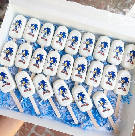 Sonic Chocolate Covered Strawberries, Sonic The Hedgehog Treats, Sonic The Hedgehog Birthday Party Food, Sonic Cake Pops, Sonic Desserts, Hedgehog Treats, Sonic Cake, Sonic Birthday Parties, Sonic Party