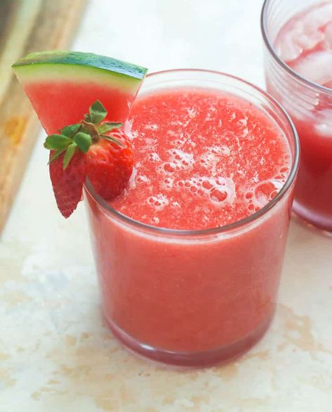 Strawberry Watermelon Juice Strawberry Juice Recipe, Watermelon And Strawberry, Cookout Side Dishes, Watermelon Strawberry, Passion Fruit Juice, Strawberry Juice, Fruity Drinks, Watermelon Salad, Cookout Food