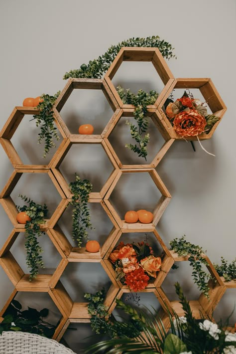 Honeycomb Wedding Decor, Honeycomb Photo Backdrop, Beehive Backdrop, Honey Theme Wedding, Bee Themed Event, Honeybee Bridal Shower Theme, Bumble Bee Wedding Theme, She Found Her Honey Bridal Shower Ideas, Bee Themed Bridal Shower Decor