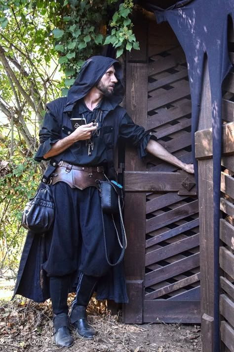 Ren Faire Outfits Rogue, Rem Faire Outfit Men, Fantasy Accessories Male, Ren Fair Wizard, Rogue Dnd Outfit, Dnd Rogue Outfit, Thief Character Design, Dungeons And Dragons Cosplay, Rogue Outfit