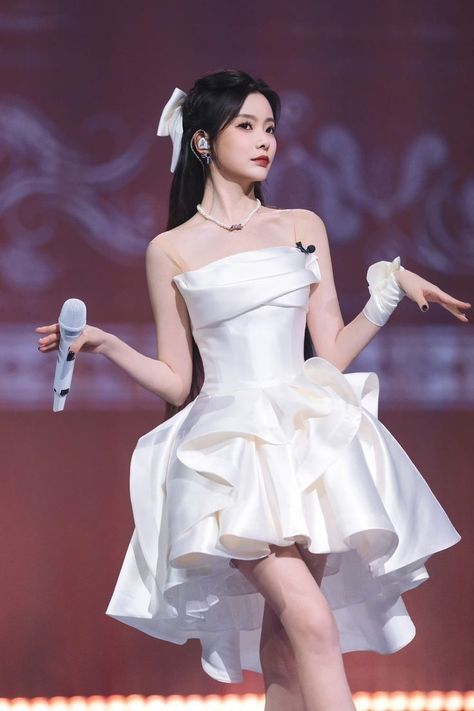 Chen Zhuoxuan, College Girl Outfits, Kpop Dress, Fashion Model Poses, 파티 드레스, Fashion Sketches Dresses, Sketches Dresses, Performance Dresses, Prom Dress Inspiration