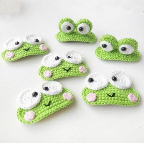 15 Most Amazing Crochet Hair Clip Crochet Keychains, Buat Pita, Crochet Hair Clips, Hair Clips Diy, Crochet Frog, Crochet Keychain Pattern, Crochet Hair Accessories, Mini Crochet, Crochet Business