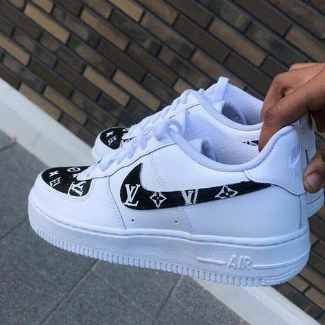 Tas Louis Vuitton, Sneaker Nike, Nike Shoes Air Force, White Nike Shoes, Nike Shoes Girls, Nike Fashion Shoes, Jordan Shoes Girls, Custom Nike Shoes, Nike Shoes Outfits