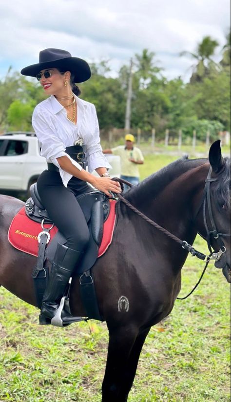 Horses Riding Outfit, Equestrian Outfits Casual Summer, Black Cowgirl Hat Outfit, Outfit Rancho Mujer, Black Cowboy Hat Outfit Woman, Cowgirl Outfits Black, Cowgirl Style Outfits Rodeo, Western Outfits Black Women, Horse Riding Outfit Summer