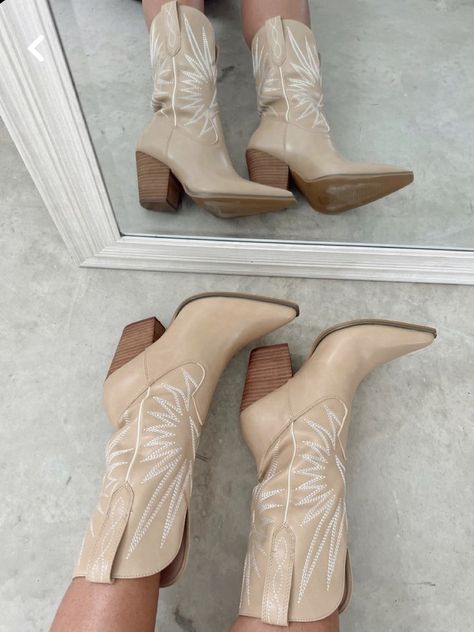 Apres Outfit, Costal Cowboy, Heeled Cowboy Boots, Head Over Boots, Heel Cowboy Boots, Carrie Bradshaw Outfits, Cute Cowgirl Boots, Nashville Outfit, Concert Attire