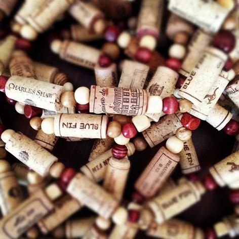 DIY Christmas Tree Garlands | TheProjectPile.com Wine Cork Garland, Cork Garland, Wine Cork Christmas, Cork Christmas, Wine Cork Projects, Wine Cork Art, Cork Projects, Garland Diy, Wine Bottle Corks