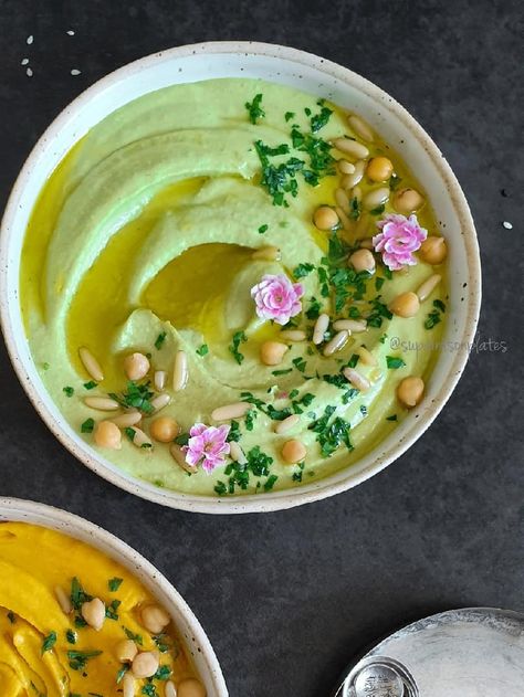 Hummus Plating, Humus Plating, Pretty Vegan Food, Herb Hummus, Humus Plate Ideas, Hummus Plate Dinner, Fancy Hummus Platter, Vegan Cafe, Interesting Food Recipes