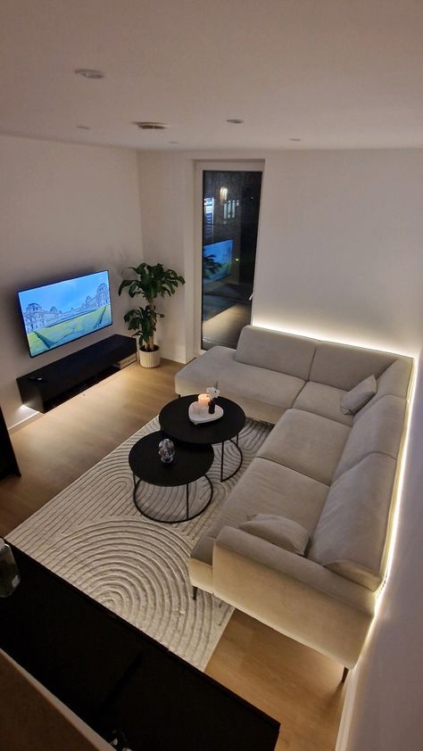 Mens Living Room Aesthetic, Nice Appartement Aesthetic, Simple Flat Decor, Small Living Room Setup Ideas, Clean Interior Design Living Room, Hotel Style Apartment, Simple Apartment Aesthetic Living Room, Home Decor Inspiration Minimalist, Clean Minimalist Living Room