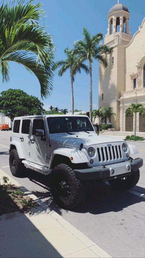 White Jeep Wrangler 2023, Jeep Truck Aesthetic, Jeep Wrangler Vision Board, White Lifted Jeep Wrangler, White Jeep Beach, White Jeep Rubicon Aesthetic, Jeep Wrangler White Aesthetic, Dream Jeep Wrangler, White Keep Wrangler Aesthetic