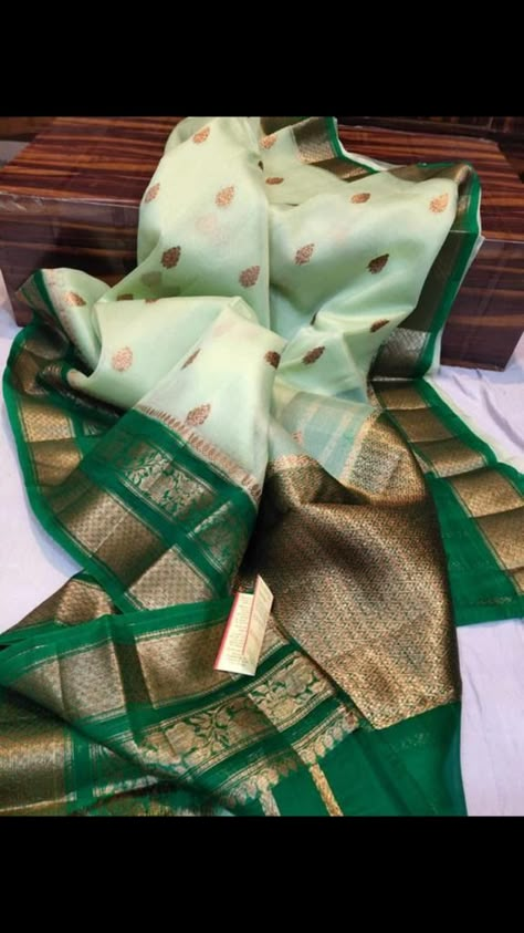 Kora Banarasi Silk Saree, New Silk Saree Collections, Gadwal Pattu Sarees Latest, Pure Organza Silk Sarees, Blouse Designs For Pattu Sarees, Embroidery On Bags, Flower Embroidery Ideas, Embroidery Symbols, Embroidery For Kids