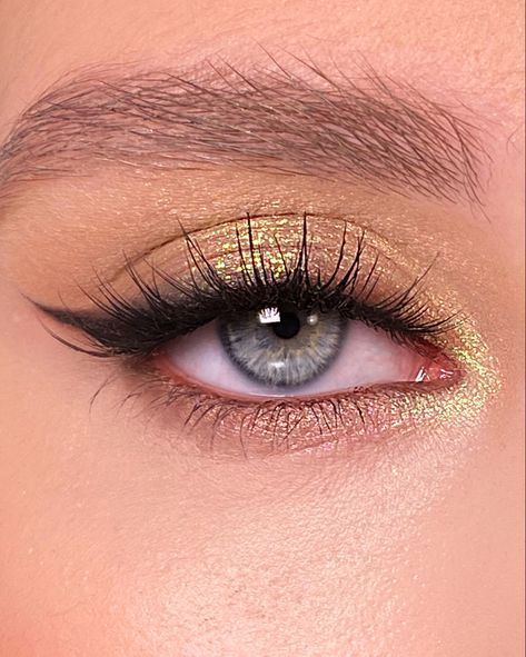 Soft Glam Makeup Brown Eyes Gold, Golden Makeup Look For Blue Eyes, Light Golden Makeup Look, Makeup Inspo For Gold Dress, Glamour Makeup Green Eyes, Gold Makeup Looks For Blue Eyes, Gold Makeup Looks Hooded Eyes, Blue Eyes Gold Eyeshadow, Gold Subtle Eye Makeup