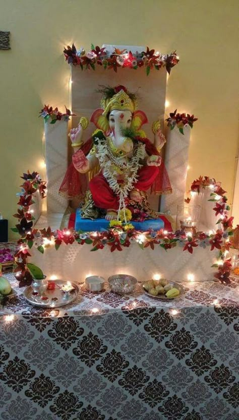 40 DIY Recycling Ganpati Pooja Decoration Ideas - Hobby Lesson Tempal Decoration, Ganesh Ji Decoration At Home, Pooja Decoration Ideas, Ganapati Decorations, Gauri Decoration, Ganesha Festival, Saving The Environment, Mandir Decoration, Ganesh Chaturthi Decoration