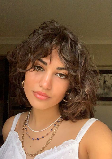 Short Curly Wavy Hair With Bangs, Shirt Wavy Hair With Bangs, Curly Side Bangs Fringes, Short Curly 70s Hair, Short Brown Curly Hair With Bangs, Medium Length Hair With Layers Styles Updo, Fringe Haircut Curly Hair, Curly Hairstyles Fringe, Curly Short Hair With Fringe